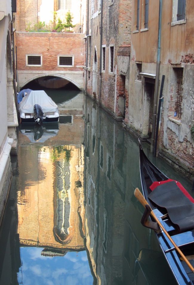 狭い運河に、ベネチアの空が写りベネチアらしい景色
