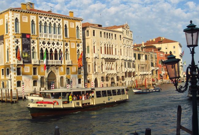 夕日が柔らかくベネチアの建物を包み、一層ベネチアが美しく見える。