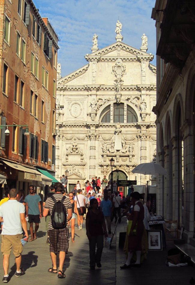 ブティック通りを歩く。15年前に来たときは、レース屋さんや仮面の店などベネチアらしいお土産屋さんが多かったように思い出しながら歩く。
