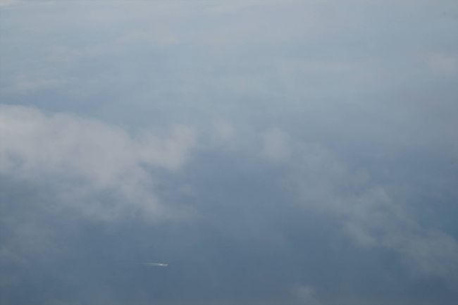 外を眺めたり、フランクフルトでの乗り継ぎの心配をしながら過ごしていると北京へ近づいてきたみたいで高度を下げ始めました。上空から見るといかにも中国といった景色でまだまだ地方は田舎が多いんだなと思いました。