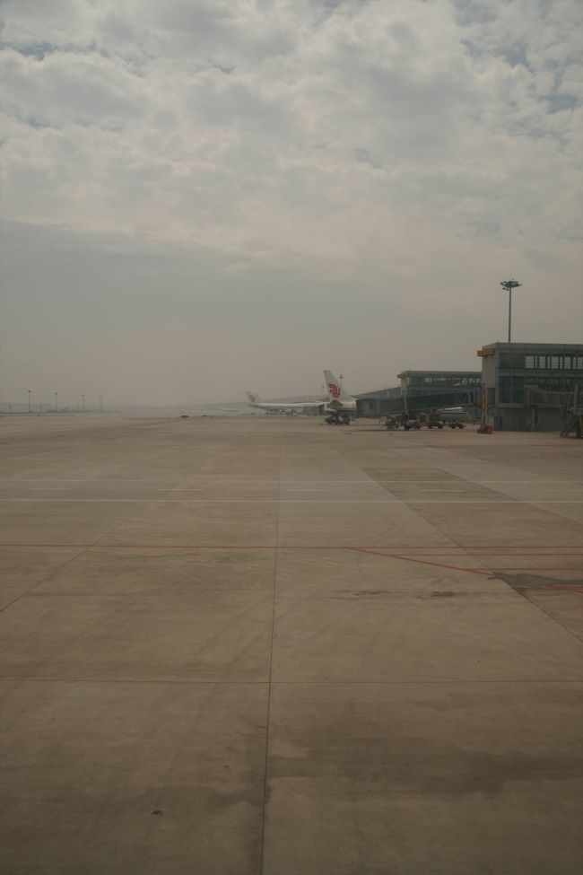 広い北京国際空港に着陸すると長いタキシングの後新しくて大きなターミナルへ移動しました。