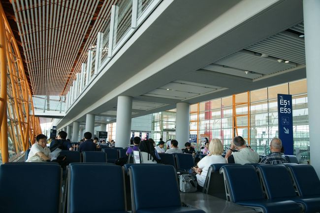 フランクフルト行きのゲートに行ってみると、どうやら一階なのでバスでの搭乗になりそうです。