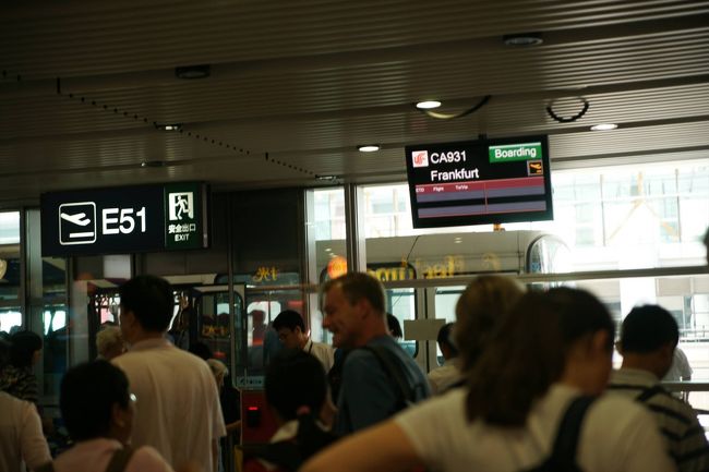 時間になって改札を通ってバスで飛行機まで移動します。