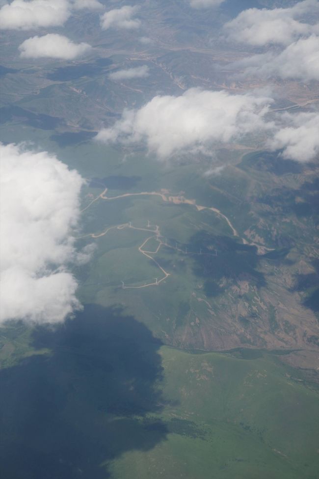 飛行機は離陸して山岳部に向かって飛んで行き