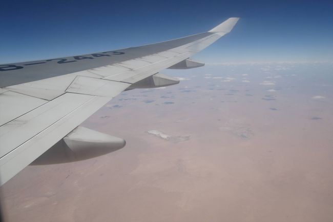 そのまま砂漠地帯に突入します。何にも無いところに道路があったり水路があったりとさすが中国といった景色でした。 <br />