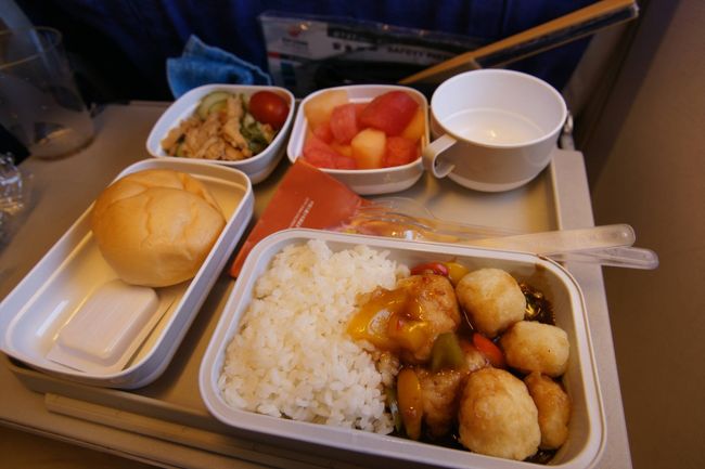 お昼はフィッシュを選びました。たぶんカレーとのチョイスだったけど聞こえませんでした。でも、どちらにもご飯がついているのは面白かったです。ご飯があってもパンも付いてくるし。味は今まで乗ったエアラインの中で一番不味かったですが、デザートのスイカだけは美味しかったです。