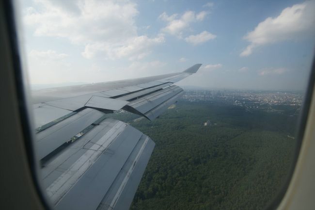 そしてフランクフルトへ到着です。いつものビルの街並みが見えて、森になって、空港が現れます。気になる到着時間は定刻より若干早めでしたが、飛行機の着陸滑走が長くて一番端っこまで行ったのと、ゲートに入るときにもたついてちょっとイライラ。 <br /><br />ゲートに到着してからも、飛行機から出るにもパスポートチェックが必要なんてさすが中国機。こんなことされたのは初めてです。 <br /><br />