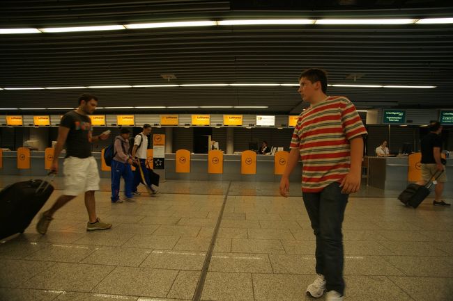 ゲートからダッシュで乗り継ぎの案内を頼りに走ったけど、パスポートコントロールに到着してしまった、TAPの乗り継ぎカウンターは？と思ってパスポートコントロールの横にあったルフトハンザの乗り継ぎカウンターを見過ごして、入国してしまった。 <br />これが一番の失敗だったと今は思います。 <br /><br />その後空港のチャックインカウンターに到着するけど色々とたらい回しにされて、結局乗りたかった飛行機には乗れなかったです。 <br /><br />最後にTAPのカウンターに行ってと言われて行ってみる。もうこうなったら仕方ないので航空券を発券して行くしかない。まだ23時に到着するルフトハンザの便があるからそれに乗れるかやってもらった。347ユーロと言われたが、それでもいいから手続きしてとお願いした。15分くらい待っていてと言われて、待ってみた。呼ばれたので発券できたのかな？と思ってカウンターに行くと、問題発生と言われ、1000ユーロのチケットしか残っていないとのこと。さすがに高いと言うと、明日の朝06:20の便が250ユーロであるからそれにしたらどう？と聞かれたので、そっちがよりよい選択だと思うと言ってそのチケットを発券してもらった。 <br /><br />