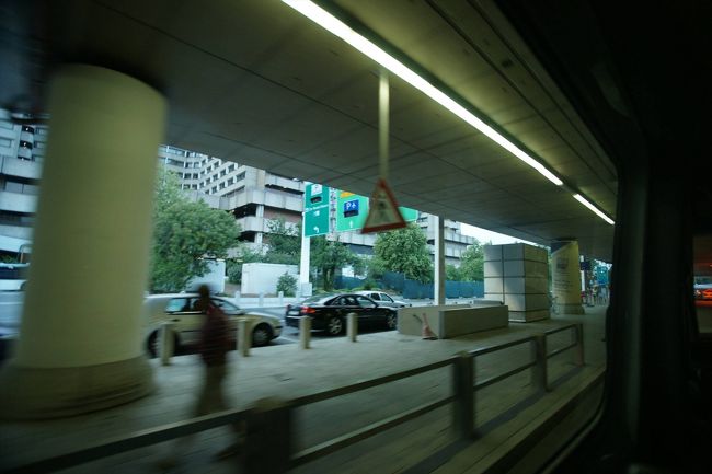 休むまもなく、次は今夜の宿を探さないといけません。 <br /><br />観光案内所なんてすぐに見つかるだろうと思っているとなかなか見つからない。フランクフルトは知っているようで知らない空港だった様だ。たぶん荷物を受け取って出てきたら分かるんだろうけど、一回もピックアップしたことがないので出発ロビーだけ詳しかったようです。それと、ガイドブックがあれば簡単に見つけられたんだろうけど、今頃ポルトガル行きの飛行機に乗っているかもしれないバックの中に入っているので情報を得られません。 <br /><br />ホテル探しですが、空港の案内所でとりあえずホテルを探しているんだけどと聞いてみると、下に行けば案内所があるよと言われた。聞けば簡単に見つかるものですね。 <br /><br />ホテル案内に到着してホテルを探しているというと、CityかAirportか聞かれて、Airportを選択。そうすると数件のホテルの案内と共に、値段が出てきました。100〜80で若干高いと思って、他は？と聞くと、55ユーロが一番安いと言われてNHホテルというというのを紹介してくれました。