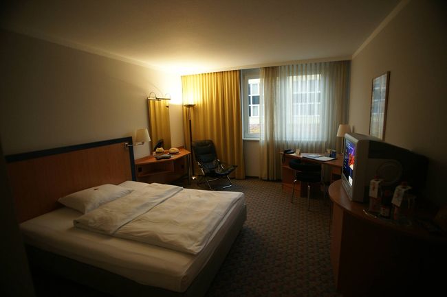 15分くらいでホテルに到着です。結構大きめなホテルで泊まっている人も多かったです。フロントでチェックインを済ませます。5時半からバスがありますが、朝は何時のバスにしますか？と聞かれたけど朝4時半には出ないと、というと、ちょっと無理ですね、といわれてタクシーを手配してもらうことにした。 <br /><br />部屋は広くてこの料金にしてはいい方だと思った。このまま部屋で寝てしまおうかな？とも思ったけど、水とか何か飲むものが欲しかったので少し出かけてみた。 <br /><br />