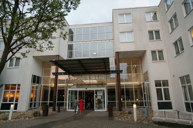 ホテルから出て皆さん左側へ歩いていくのでそれについていけば何かあるだろうと思って付いていくと1分くらいでシェルのガソリンスタンドを見つけた。その中に売店があったのでそこでお菓子とお水を買った。