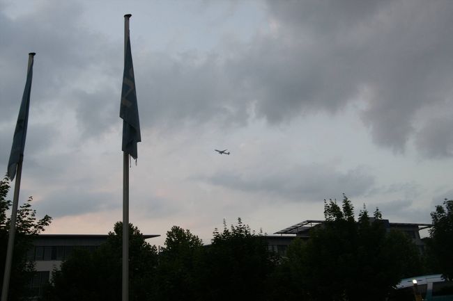 ホテルに戻って、明日着るものがないので着ていたものを洗濯して買ってきたお水を飲んで寝ることに。夜10時と早い時間だけど4時起きなので6時間しか寝られないです。 <br /><br />波乱の一日でしたがなんとかベッドで寝られました。<br />