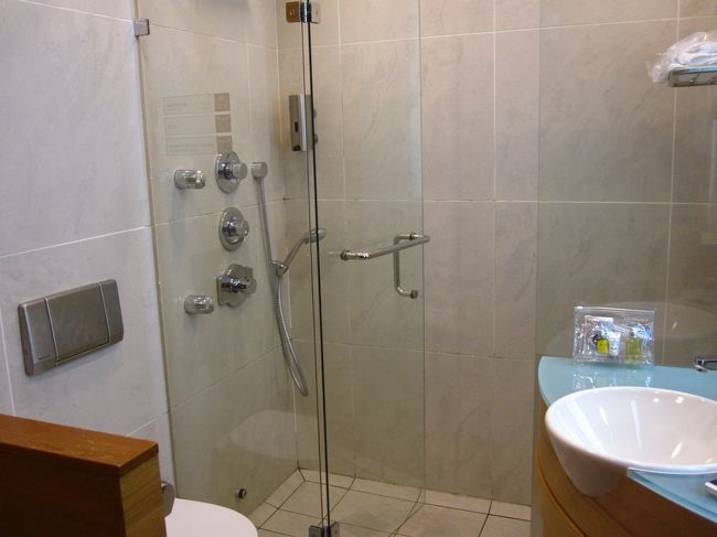 朝４時半には、バッグを受け取り、タクシーで街に出ても、まだ真っ暗なので、明るくなるまで、アライバルラウンジで、シャワーを浴びて、ゆっくりしました。今日は、ミシュラン１ツ星の、アガペでランチの予定なので、時間をかけて身支度してたら、シャワーを待っている方がたくさんいらっしゃいました（汗）