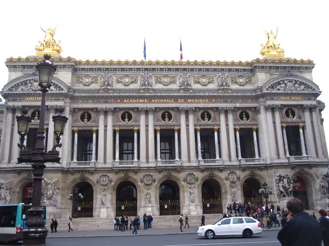 オペラ近くのホテルに荷物を預け、友人のお土産を持って、バスティーユ近くの友人宅へ向かいました。