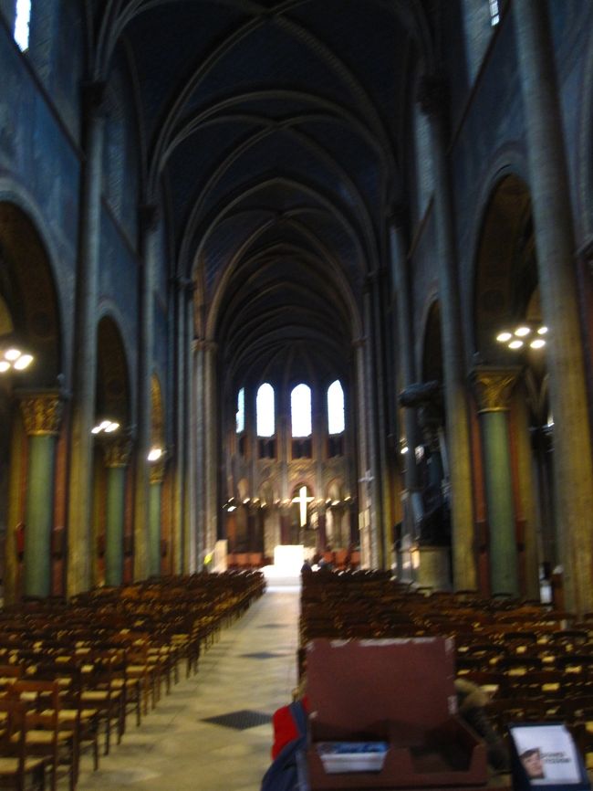 今日行く、アガペは、サンジェルマン　デ　プレ　にあるので、移動。<br />そう言えば、私も友人もサンジェルマン　デ　プレ教会に入ったことが無かったので、入ってみました。