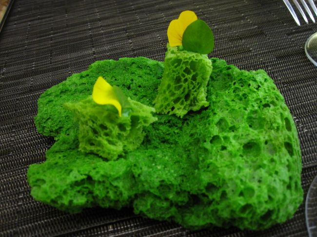 ２品目、豆のスポンジに、クリームチーズ、お花が良いアクセントに、期待が膨らみます。