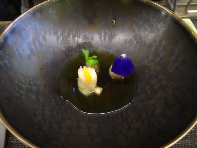 スープは、その場で注いで頂けます。説明も丁寧で、友人は忘れないように、メモっていたのですが、私は、食べる方に集中…（笑）