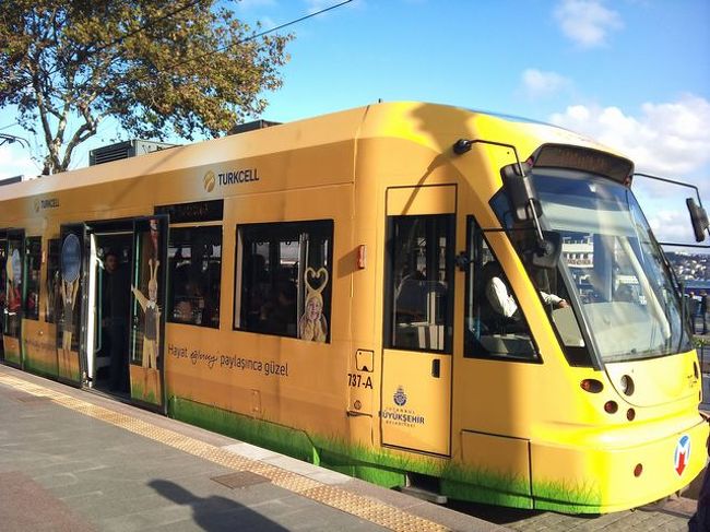 イスタンブール市内を走るトラムです。<br />このトラムの塗装はトルコの携帯電話会社<br />トゥルクセル仕様ですね(´∀｀)