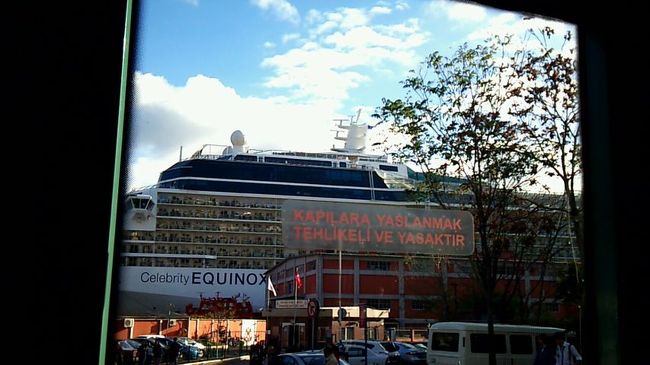 このでかいのはなんでしょう(´ε｀；)ｳｰﾝ…<br />マンションではありません。<br />でっかい客船ですね　Σ(ﾟдﾟ) <br />こんなでかいの初めて見た(；・∀・)