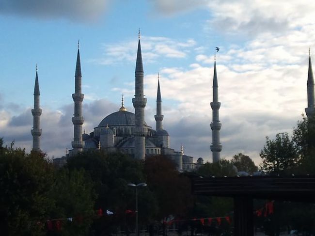 有名なブルーモスク　スルタンアフメト・モスク。<br />美しく且つカッコイイです(*´ω｀*)<br />世界遺産は伊達じゃありません