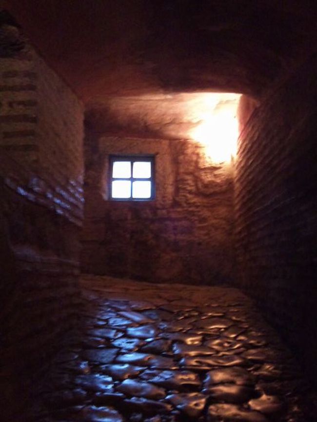 上へあがる回廊。歴史を感じますね。