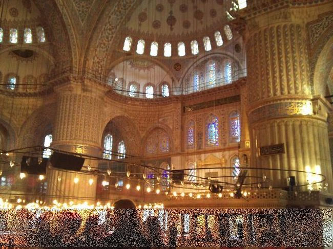 こちらはアヤソフィアと比べると少々小さいですが、<br />綺麗さ・豪華さではこちらのほうがスゴイ・・。