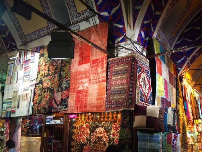 お土産買いに行ったときに思わすパチリ<br />トルコといえば絨毯！？<br />綺麗ですけど高そう・・・