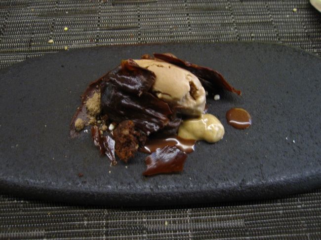 濃厚なショコラのデザート。この頃には、貴腐ワインが出てきました。<br />お腹いっぱいです。