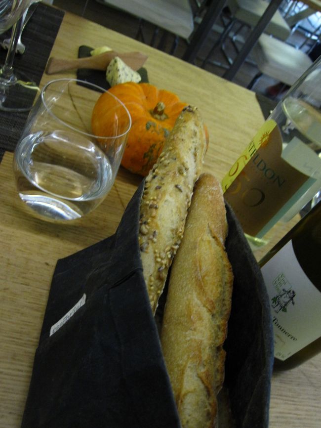 パンも美味しかったです。おかわりしてしまいました。友人お気に入りの、パン　デ　ジデ　のパンだそうです。<br />そう言えば、最後のカフェに付いてきた、生キャラメルも美味しかったです。何とかって有名なお店だったのですが、写真も忘れてしまいました。<br />シャンパンから始まり、白ワイン３杯、赤ワイン２杯、最後に貴腐ワインと、かなり良い気分です。<br />２名で、４０２ユーロでした。贅沢なランチになりました。<br />次回は、夜来てみたいです。