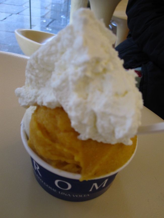 どうやら食欲に火が付いた？私の友人…この後ジェラートを食べに行きたいと（笑）あっ思い出しました！フィレンツェで行列に並んだお店でした。さすがに今のシーズン、行列にはなってなかったですが、夏には行列が出来るそうです。パリでも人気だそうです。