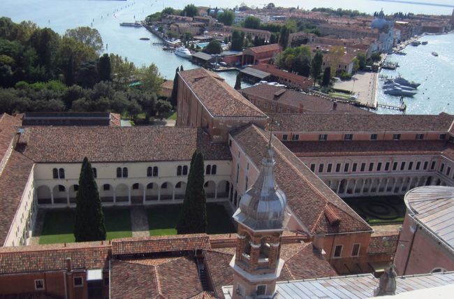 マジョーレ教会を鐘楼から見下ろしなら写す。修道院らしい中庭が見える。
