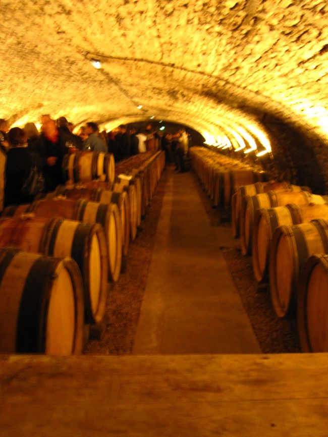 ２時間並んで、やっとオープン。でも、すでに中に多くの人が…<br />ゆっくりとデギュスタシオン（試飲）が始まります。<br />