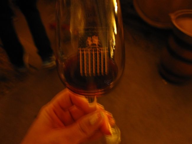 ブレちゃいましたが、この位づつ入れて頂けます。赤ワイン１４樽、後半に白４樽、１時間かかりで、試飲します。体力、結構入ります（笑）