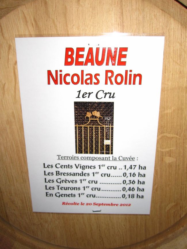 途中、水やサンドイッチも売っていて、最初は、順番にゆっくりワインを注いで頂いているのですが、徐々に、お酒も入り、自由な感じで、陽気に飲んで行きます（笑）