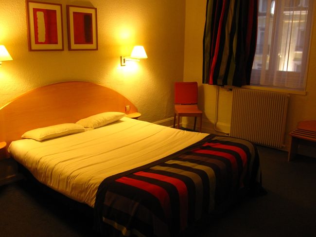 こちら、今回大変お世話になった、ディジョンのホテル。<br />Kyriad Dijon Centre さんのお部屋です。<br />快適、その上、安い！！でも、一番は、親切なスタッフです。