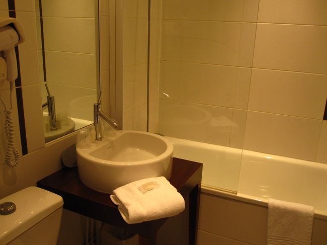 快適なバスタブ。部屋には、湯沸かしポットも付いていて、駅からすぐの立地も良いのに、１泊７２ユーロです。パリのホテルの半額以下です。<br />次回も絶対ここに泊まりたいと思います。