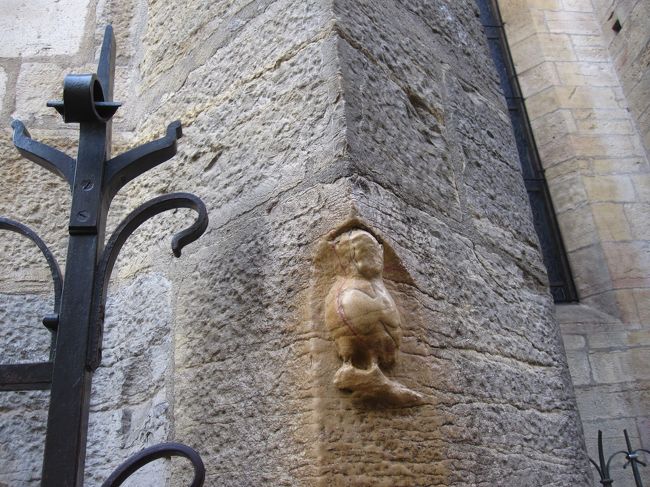 ホテルをチェックアウトして、荷物を預かって頂き、まずは、ディジョン観光です。<br />ノートルダム寺院の「幸福のフクロウ」です。この後の幸運は、フクロウのおかげかな？？？　いえ、ホテルスタッフのおかげです。友達と…