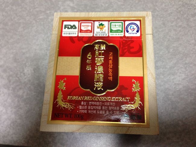 ?３は紅参エキス<br /><br />といきたいところなんですが、<br />ほんとはヨン様がＣＭしている正官圧の高麗人参エキスが欲しかったんです〜。が、店員さんに軽く騙されまして。<br /><br />でもでも、安く買えたんでいいっす！押忍！<br />毎朝晩お湯に溶かして飲んでます。<br />目指せ！免疫力アップ！<br /><br />金浦空港ロッテ免税店で＄２０。<br />(ギフトカードとVISAカード使用。定価は＄49)