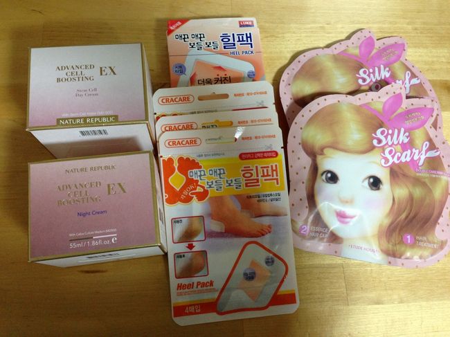 コスメはなんとこれだけ！<br /><br />ネイチャーリパブリックの20歳若返るクリームはリピート品。35,000Ｗ。<br />今回はデイクリームにしてみました。<br />ワセリンみたいにもったりしてます。<br />韓国ヨジャはどうやってここから化粧してるんだろ？？<br /><br />かかとパッチはオリーブヤングで3,000Ｗ。<br />これなかなかいいよー。<br />貼ってはがすだけだから、いつでもできて簡単手間いらず。<br />寝る前に張って、起きたら、かかとがやわらかーくなってた！<br />リピ決定。<br /><br />エチュードハウスのヘアパック。3,500Ｗ。<br />完全ジャケ買い。友だちに土産。<br /><br /><br />とまあ、こんな感じでちまちまものしか買っておりません。<br />それでも、韓国のお買い物って楽しい。<br />最近マンネリ気味だったんですが、ここにきて再燃しましたよ。<br />またすぐに行きたい〜。<br />　