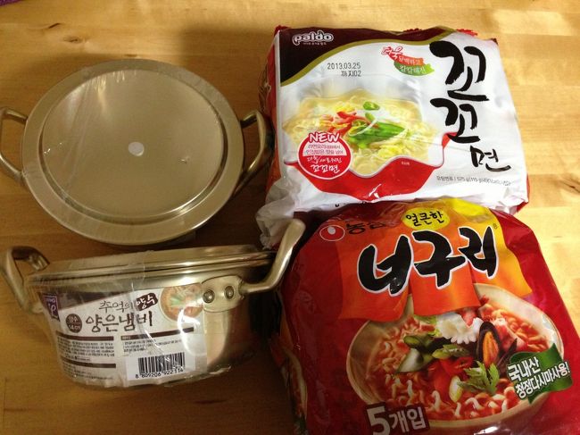 ココミョンとノグリ。<br />ラッキー割引マートでそれぞれ3,000Ｗ。<br /><br />韓国では白いラーメンブームが終わり、やっぱり赤だよね！<br />となっているようですが、私もそう思います。<br />やっぱ赤が落ち着きます。ノグリ旨いです。<br />テレビCMではＰＳＹが辛ラーメンBLACK！って叫んでましたけども。<br /><br />ひとり用のラーメン鍋も新調しました。<br />鍋のふたを皿がわりにして食べるのが韓国流★<br />清涼里のロッテマートで4,700Ｗ。<br /><br /><br />そういえば清涼里のロッテマートでお会計してたら、アジュンマ3人組が私の買ったものを物色しはじめたんですよ。これにはびっくり。<br />この鍋はいくら？とか、これはチョッキ？とか。<br />オバチャンはどこでも強いのね。笑えます。<br />や、笑えないっつの！<br />