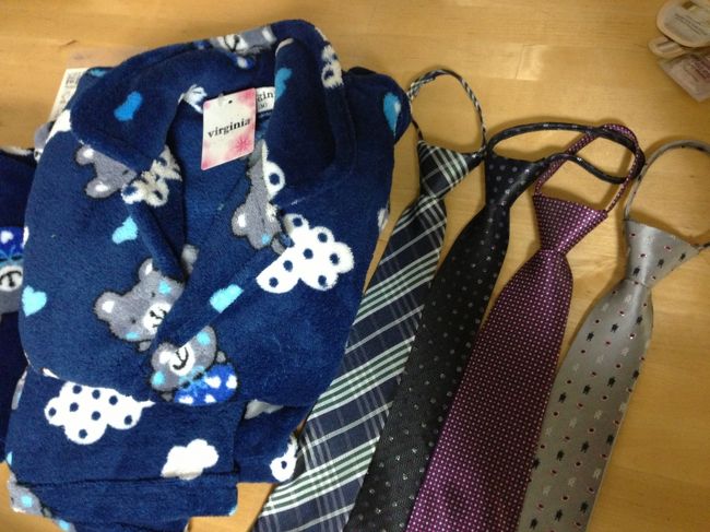 ダンナのリクエスト、ワンタッチネクタイ。<br />ロッテマートでは6,800Ｗ(中央2本)だったのに、<br />GOTOMALLで4,000Ｗ(両端2本)だった！くやしー！<br /><br />が、ふと冷静になってみる。<br />300円のネクタイってどうなんだ、夫よ。<br /><br />子供にはモコモコパジャマ上下　14,000Ｗ。<br />ふわふわ大好き息子はめっちゃ気に入ってました。<br />よき哉よき哉。