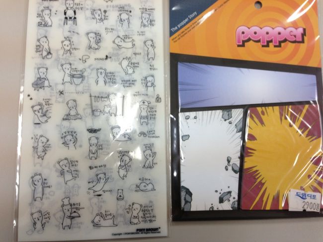 高速ターミナル駅構内にある文房具屋さんも綺麗になってました。<br />ついつい買ってしまう韓国語のシール。<br /><br />クマのシール　2,500Ｗ<br />漫画メモパッド　2,900Ｗ