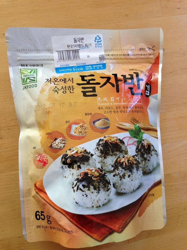 運命の出会い。海苔ふりかけ。(大袈裟)<br /><br />韓国の海苔ふりかけってなんでか甘いじゃないですか。<br />なんで韓国海苔がそのままふりかけになったものがないの？？と、ずっと納得いかなかったんですけど、ありました。<br />これいい感じです。ちゃんとしょっぱい。<br />しかもアーモンドと胡桃とごまとえびが入ってます。<br />オススメ。<br /><br />トルジャバンキム　金浦のロッテマートで3,000Ｗ。