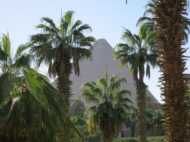 ズーム<br /><br /><br />ピラミッドの頂上になんかある