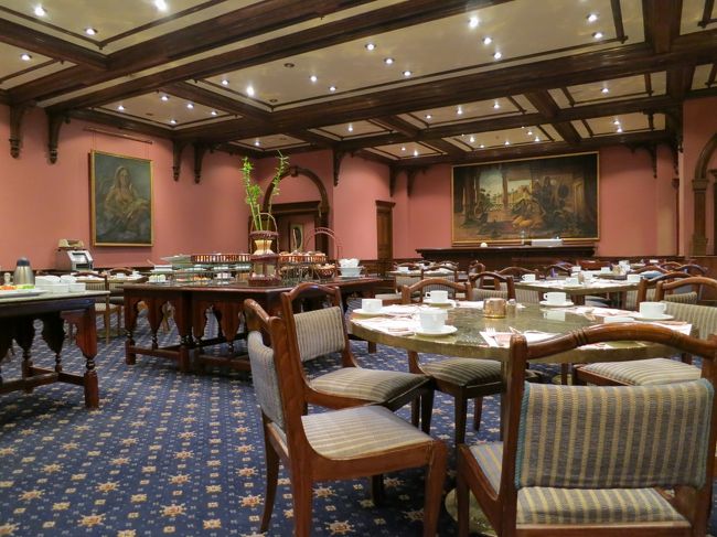 朝食ルーム<br /><br /><br />ツアーの人だけの会場でしたが、<br /><br />遅めに食事に行ったら貸切でした。<br /><br /><br /><br /><br />ウェイター/ウェイトレスさんのほうが多くて<br /><br />ちょっと焦る