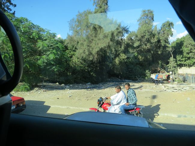 二人乗りだぜー<br /><br /><br /><br />そろそろピラミッドの写真を載せないと。