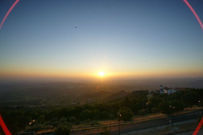 でも、ホテルが町の東側なので、目の前の城壁に登ればすぐ大平原からの日の出が見れます。日の出ってどこで見てもいいものなんです。徐々に朝日に照らされて赤く染まっていく街並みが印象的でした。 <br />それと日の出と同時に、ツバメが餌を求めて飛び交っていました。