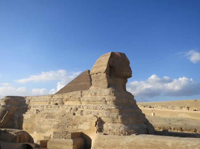 スフィンクス<br /><br />The エジプト　The　スフィンクス<br /><br /><br />この場所には小っちゃいカメラマンがいっぱいいます。<br /><br /><br />スフィンクスとキスしてる風だったり、<br /><br />いろんなポーズを小学生くらいの子が教えてくれて<br /><br />カメラを渡すと写真を撮ってくれます。<br /><br /><br /><br /><br />もちろん有料です。