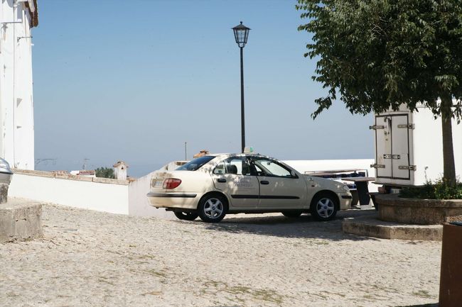 博物館を出た後は町中をちょっと散策してホテルへ戻って荷物を受け取ってカステロ・デ・ヴィデへ移動します。 <br /><br />タクシーがホテルの上あるカフェの前に止まっているのでとりあえずそっちに行って、カフェでタクシーのドライバーはどこと聞こうとしたんですが誰もいませんでした。 <br />すぐに地元民が来てベルを鳴らして店主を呼んだので、しばらくするとカフェに戻ってきました。 <br />そして、ドライバーはどこ？と聞くと、俺だと言ってカフェの店主が準備を始めました。需要があまりないのか、兼務でみんなやってるんですね。