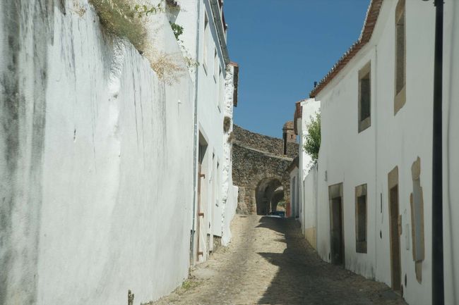店番を他の人に任せて、タクシーに乗り込んで、カステロ・デ・ヴィデまで移動します。今日は助手席に座ってみました。マルヴァオンの狭い路地を抜けてタクシーは町の外へ。 <br />